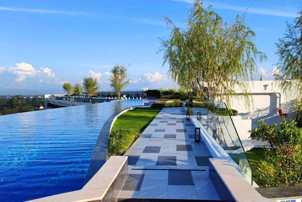 New & Cozy 2 Bedroom @ The Astra Sky River Chiang Mai Extérieur photo